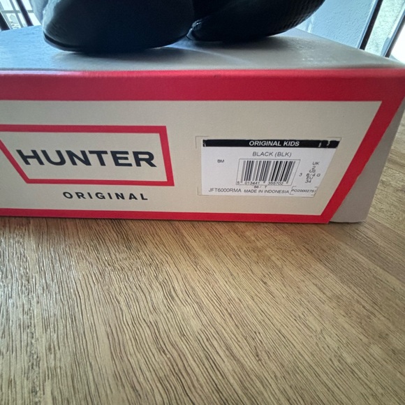 Hunter boots.. Big kids..All black - Picture 3 of 4